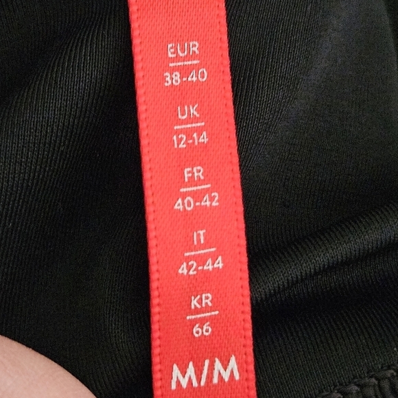 Spanx faux leather like leggings size medium - Picture 12 of 16